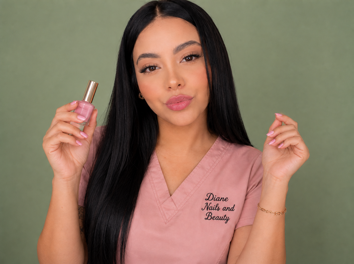 Itzel Gómez López, técnica en uñas